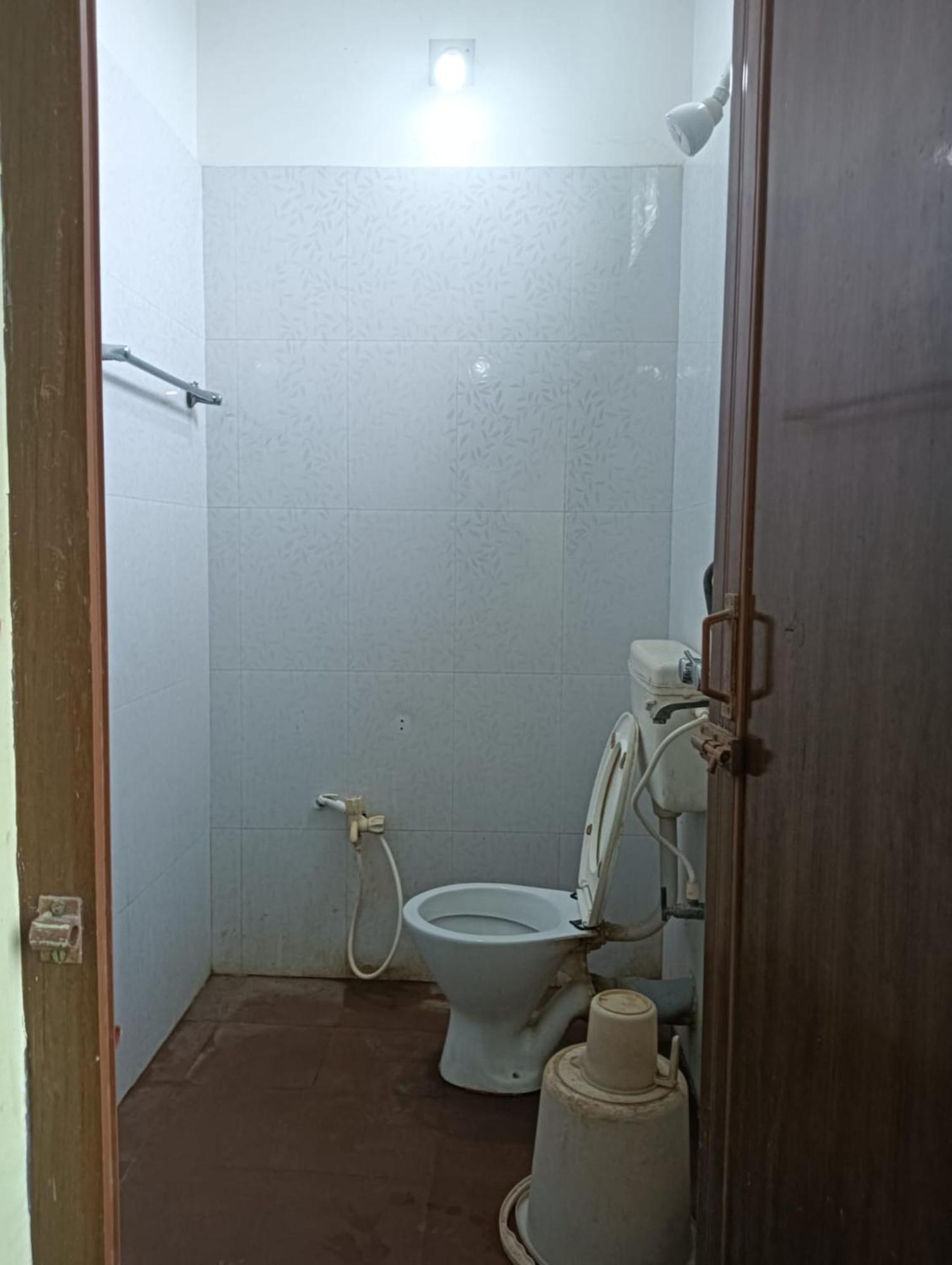 Hotel D2 Holiday Inn -Near Niladri Sea Beach - Puri - Official Verified ภายนอก รูปภาพ