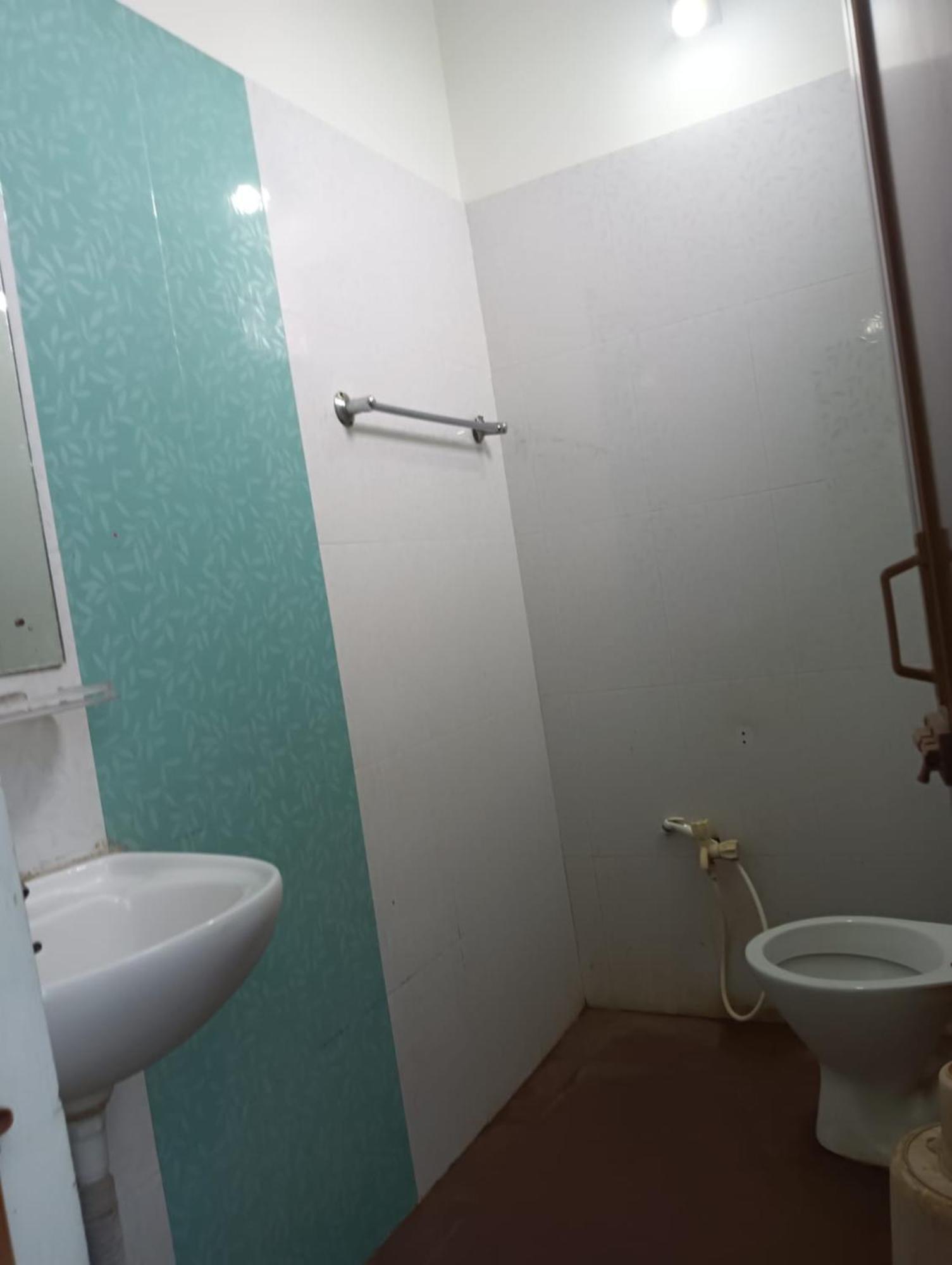 Hotel D2 Holiday Inn -Near Niladri Sea Beach - Puri - Official Verified ภายนอก รูปภาพ